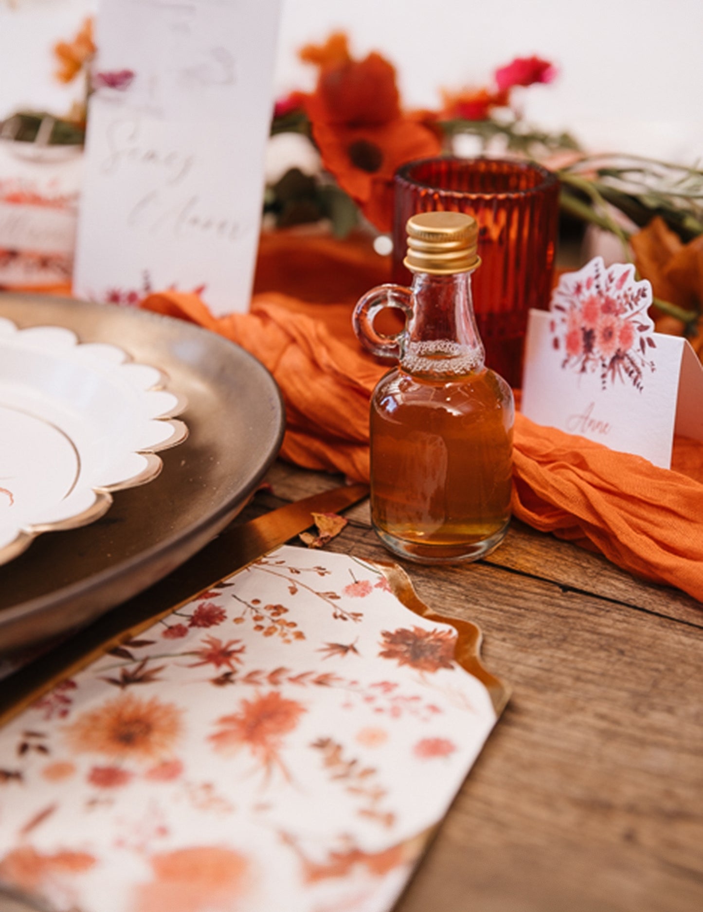 Miniatűr átlátszó üvegpalack füllel és arany dugóval, 50 ml, esküvőkre