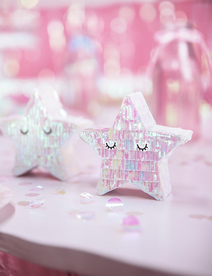 Vue rapprochée sur fond rose de la mini piñata étoile pour décoration iridescente