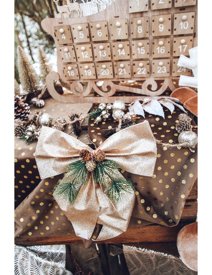 Csillámos pezsgőszínű masni fenyővel és tobozokkal 24 x 28 cm 