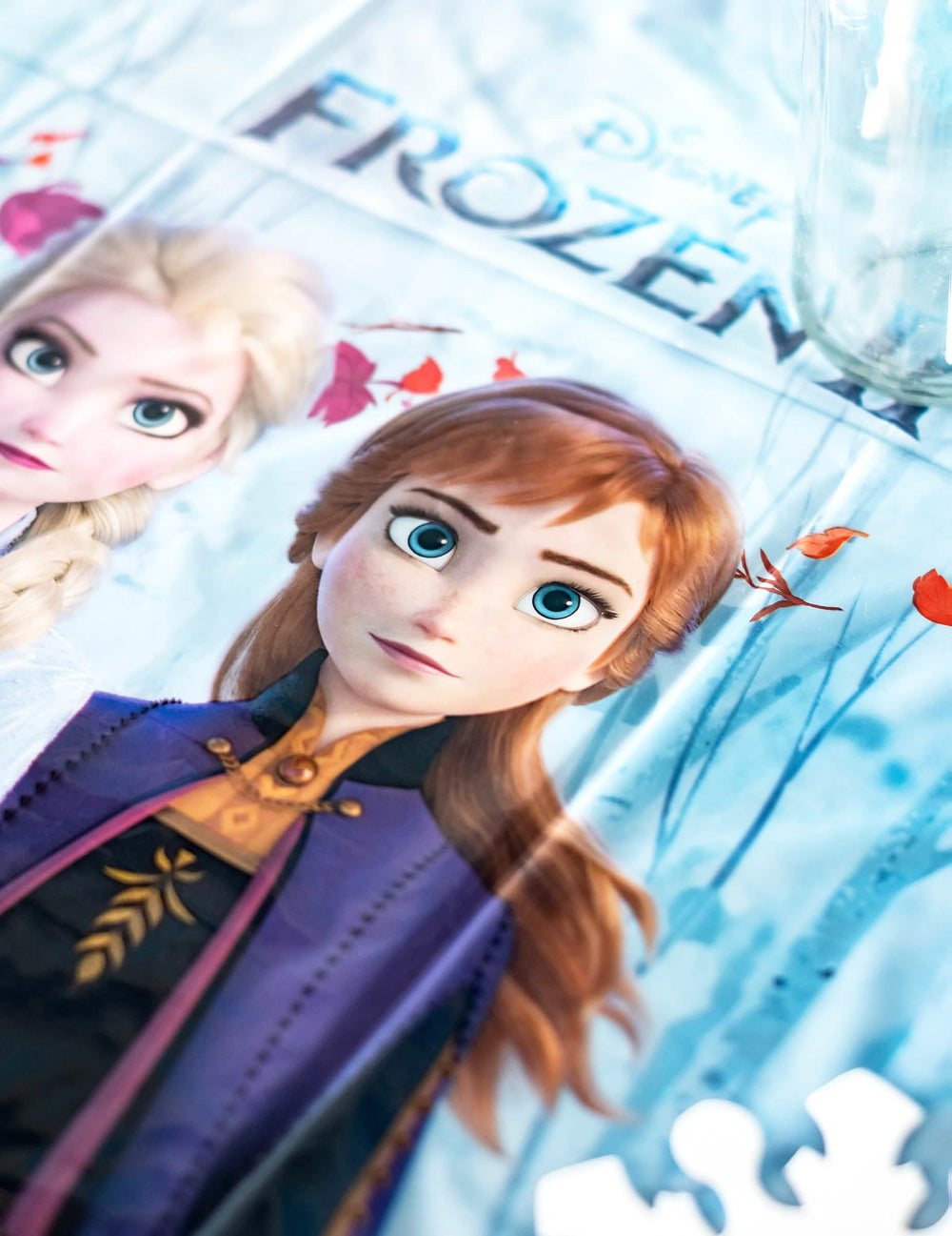 Jégvarázs 2-es kék műanyag asztalterítő gyermekeknek Elsa és Anna mintával