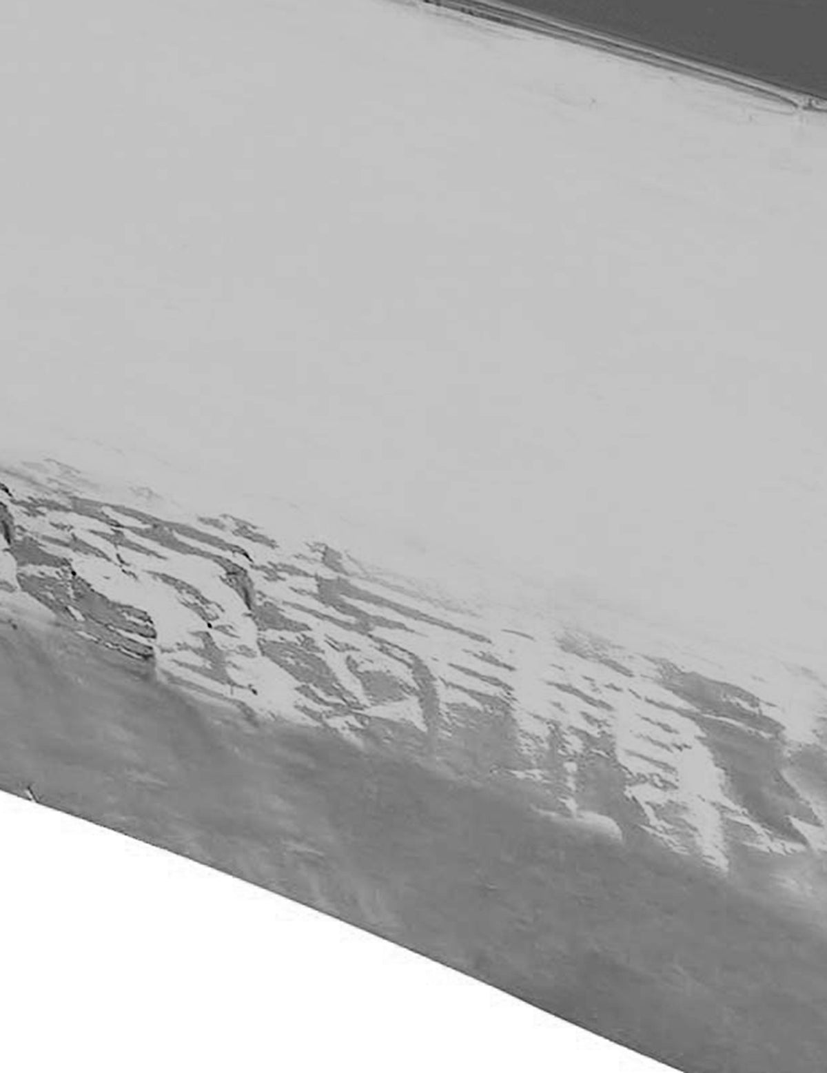 Gros plan sur la texture de la nappe en plastique métallisée argent