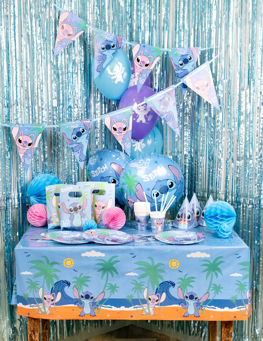 Mise en situation de la nappe en plastique Stitch pour anniversaire