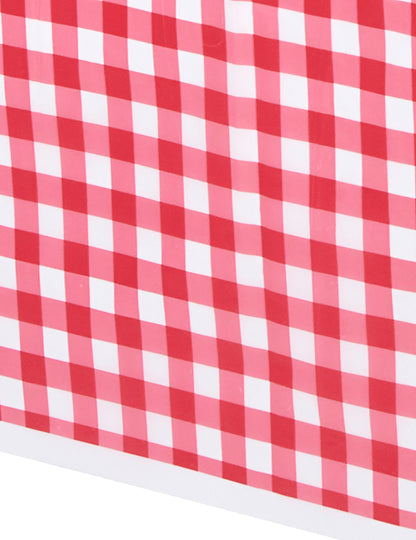 Közelkép a vichy műanyag terítő kockás mintájáról az ünnepséghez