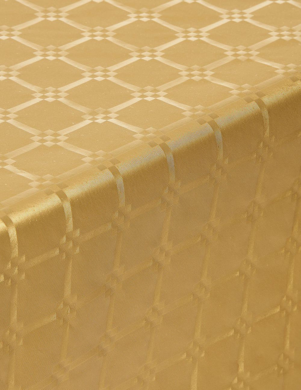 Gros plan sur le motif de la nappe en rouleau papier damassé pour fête doré jetable