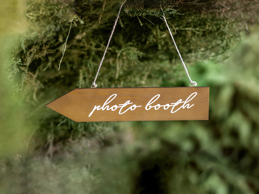 Mise en situation suspendue de la pancarte directionnelle en bois photobooth