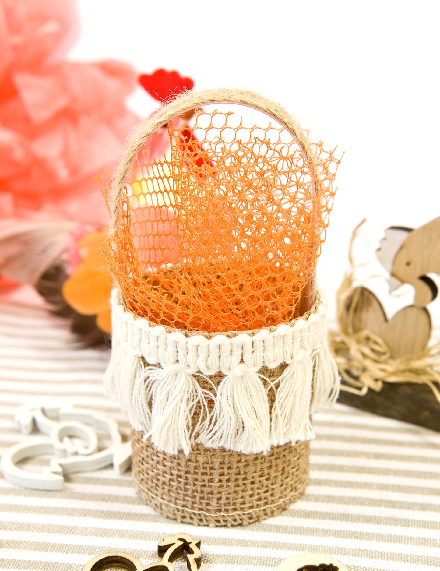 Rusztikus juta kosár fehér bojtokkal, 12 x 5,5 cm