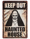 Panneau nonne démoniaque pour Halloween en carton aspect vieilli et rouillé