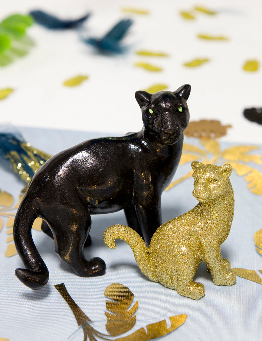 Mise en situation avec une figurine dorée de la panthère en résine thème jungle