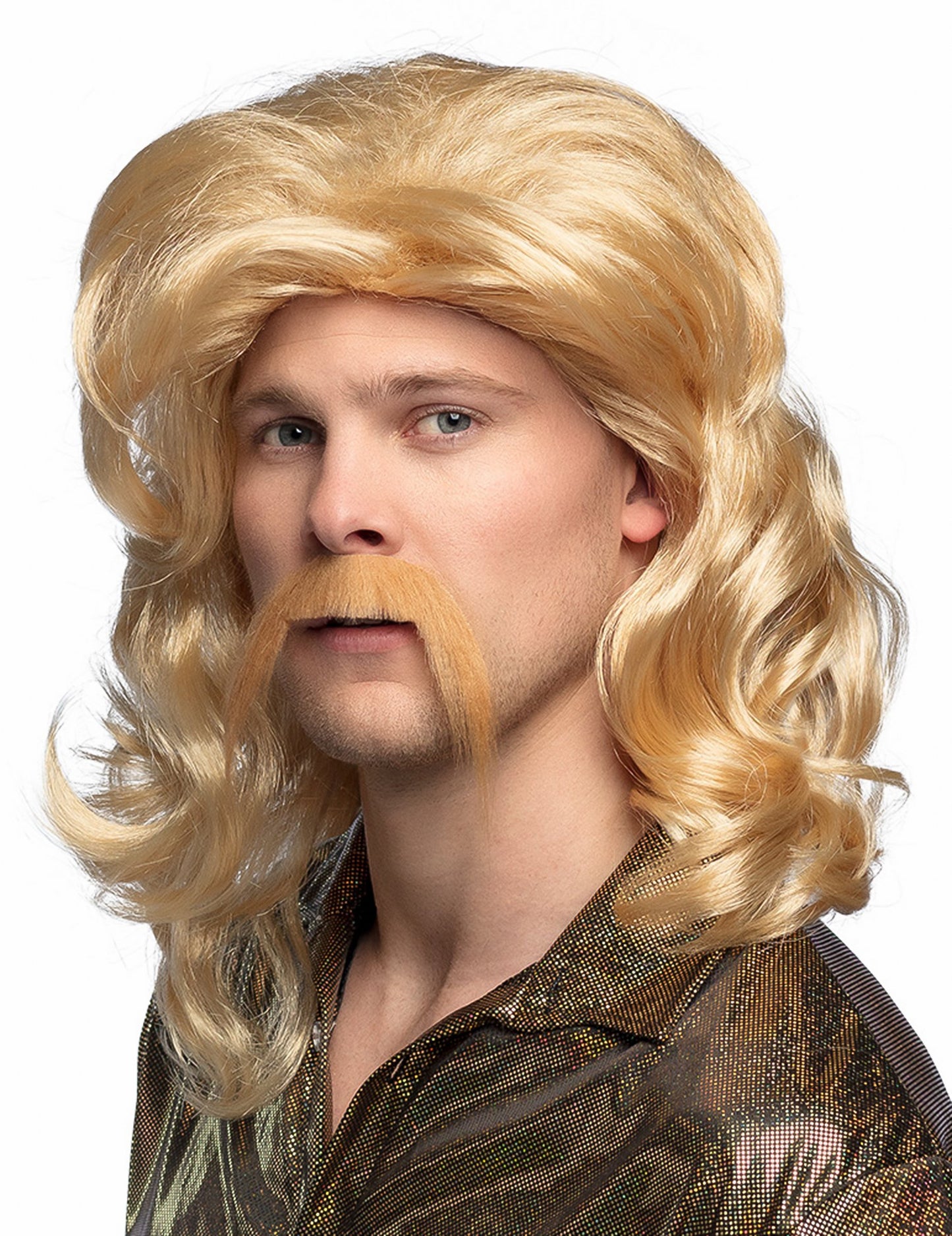 Közelkép a bajuszról és a mullet frizuráról a szőke parókán és bajuszon férfiak számára