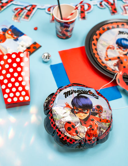 Mise en scène festive du ballon aluminium Ladybug