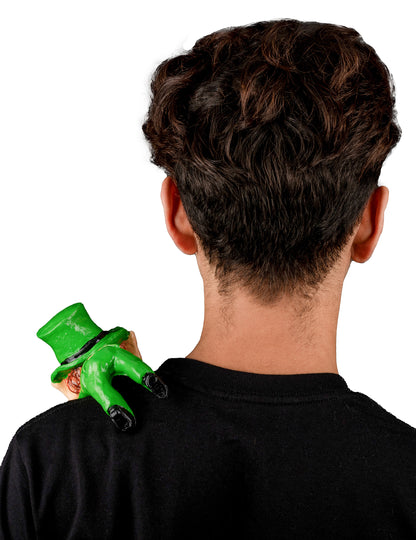 Vue de dos du petit leprechaun d'épaule pour adulte