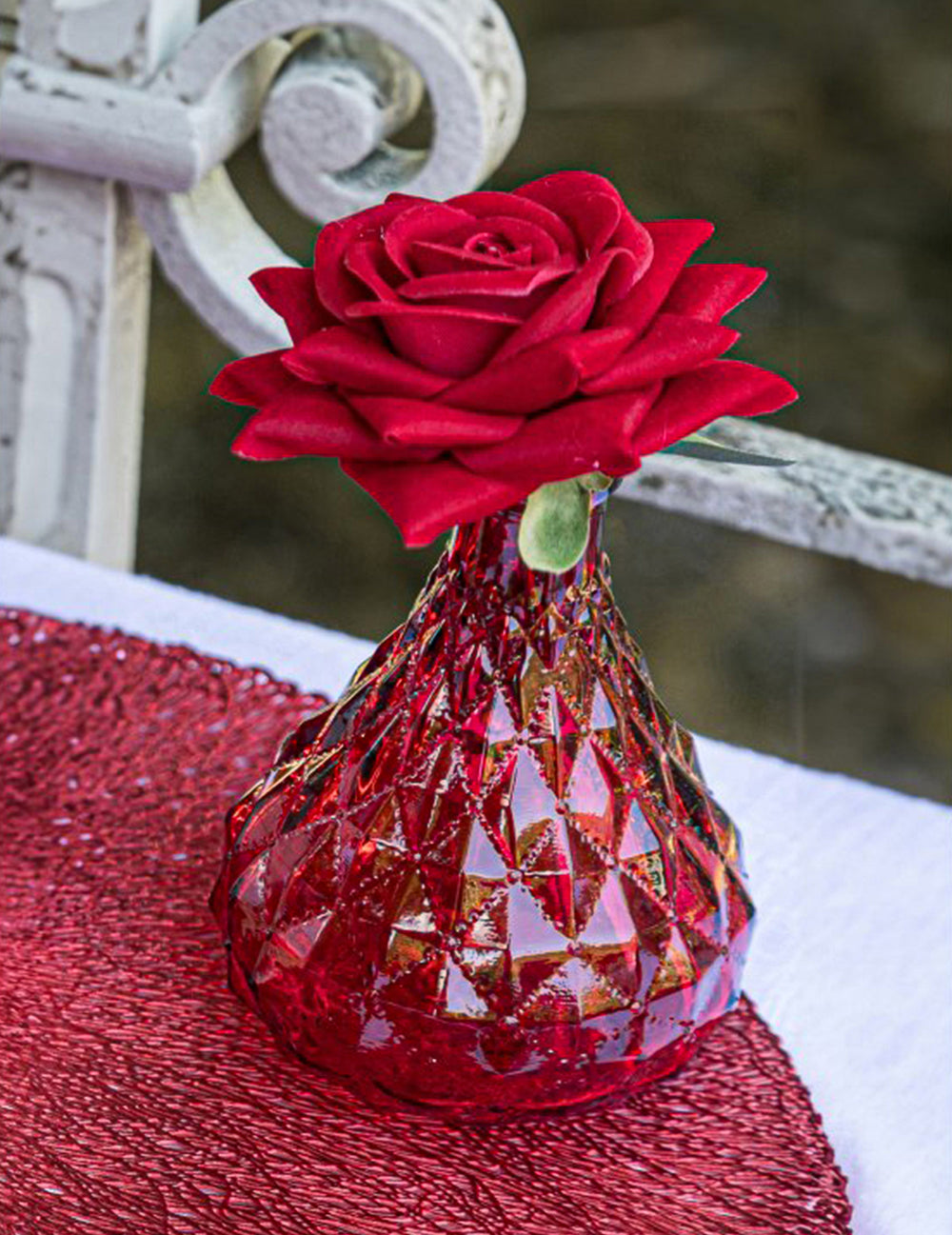 Rose rouge agrémentant le vase vintage pour décoration de table
