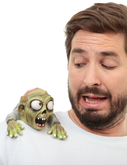 Gros plan sur le porté du petit zombie d'épaule pour adulte