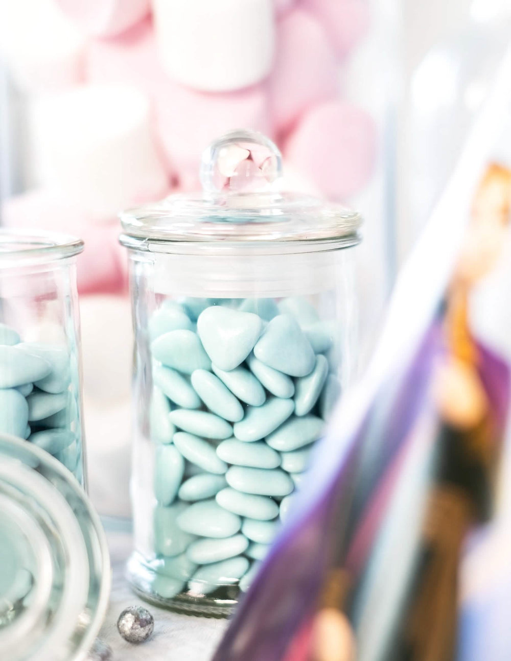 Közelkép a cukrász bonbonier fedeléről candy barhoz