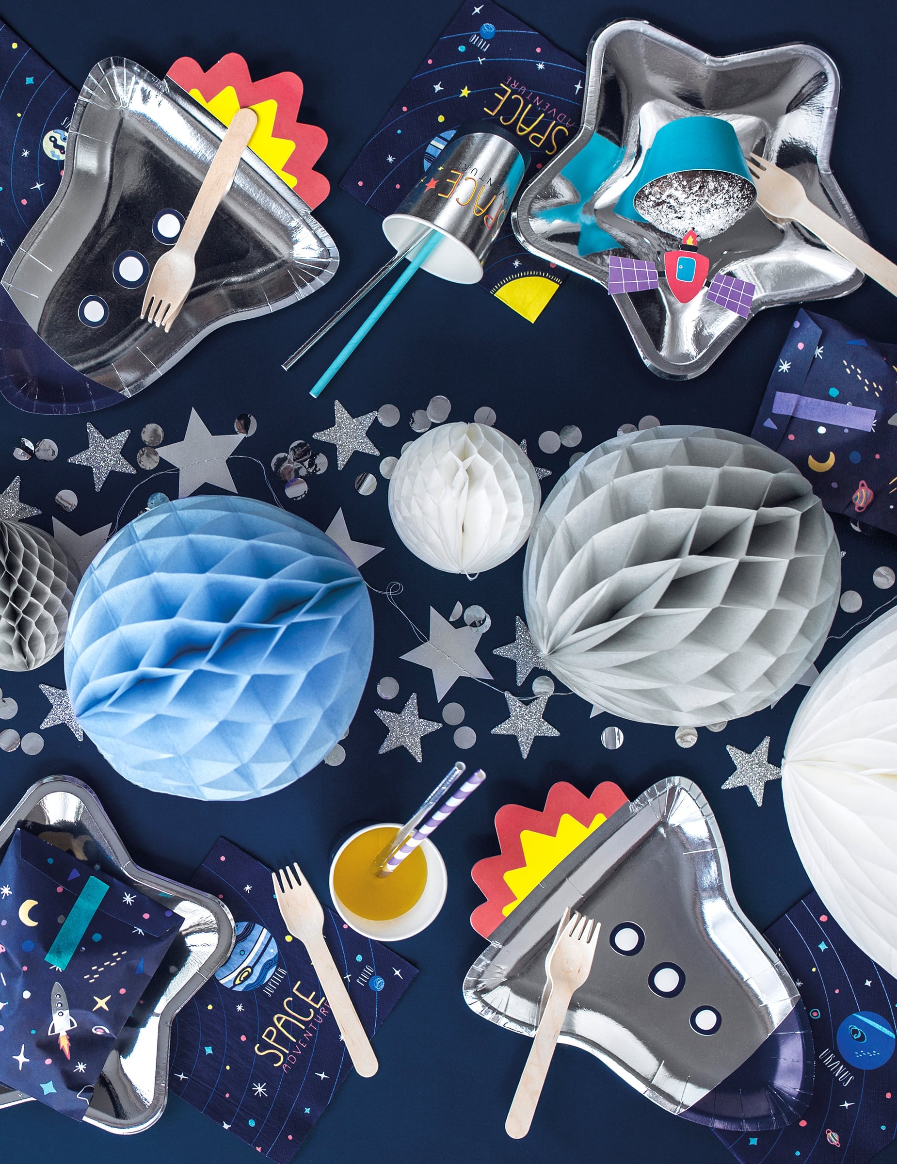 Mise en scène sur le thème de l'espace de la boule en papier alvéolé pour déco de fête blanc