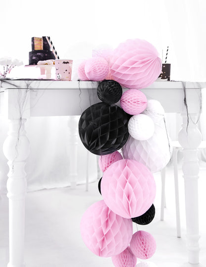 Mise en scène en décoration de table de la boule en papier alvéolé pour déco de fête blanc