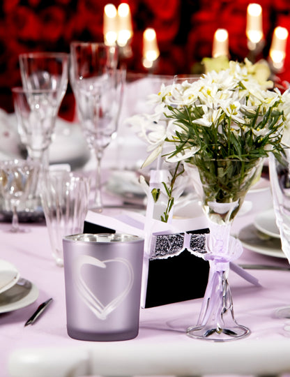 Mise en situation sur une table de fête du photophore en verre coeur