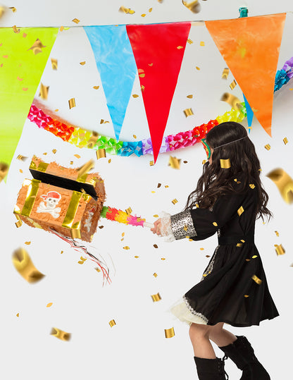 Mise en situation festive de la piñata coffre au trésor de pirate