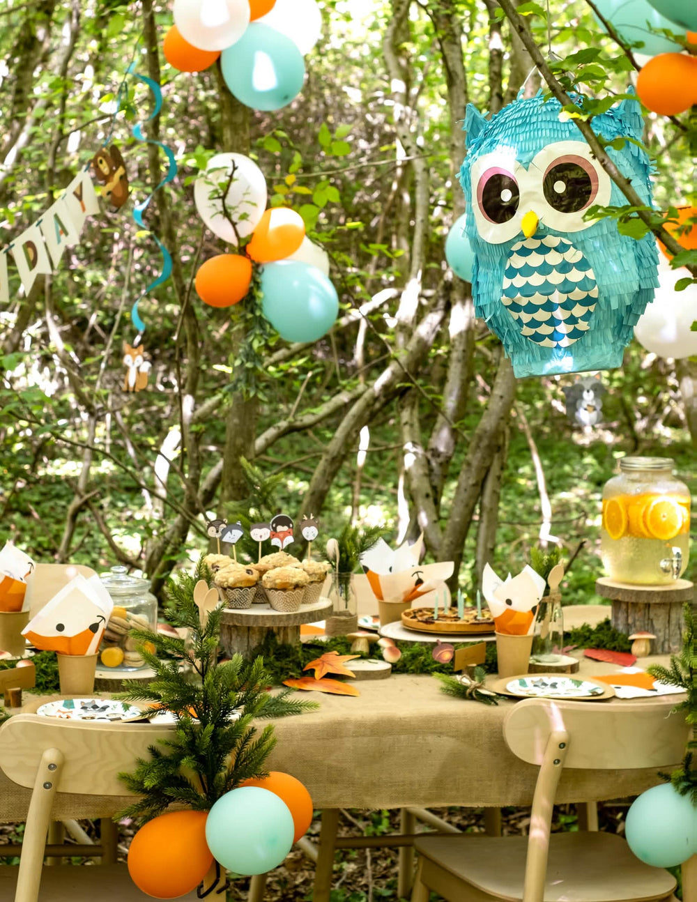 Bagolyes pinata elhelyezése erdei ünnepi díszletben
