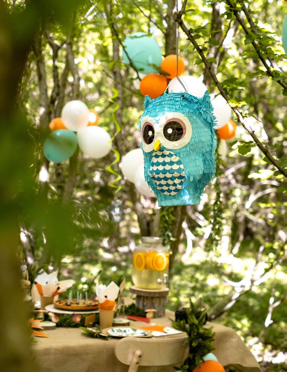 Ágaskodó bagoly-pinata ágára felfüggesztett díszletezése