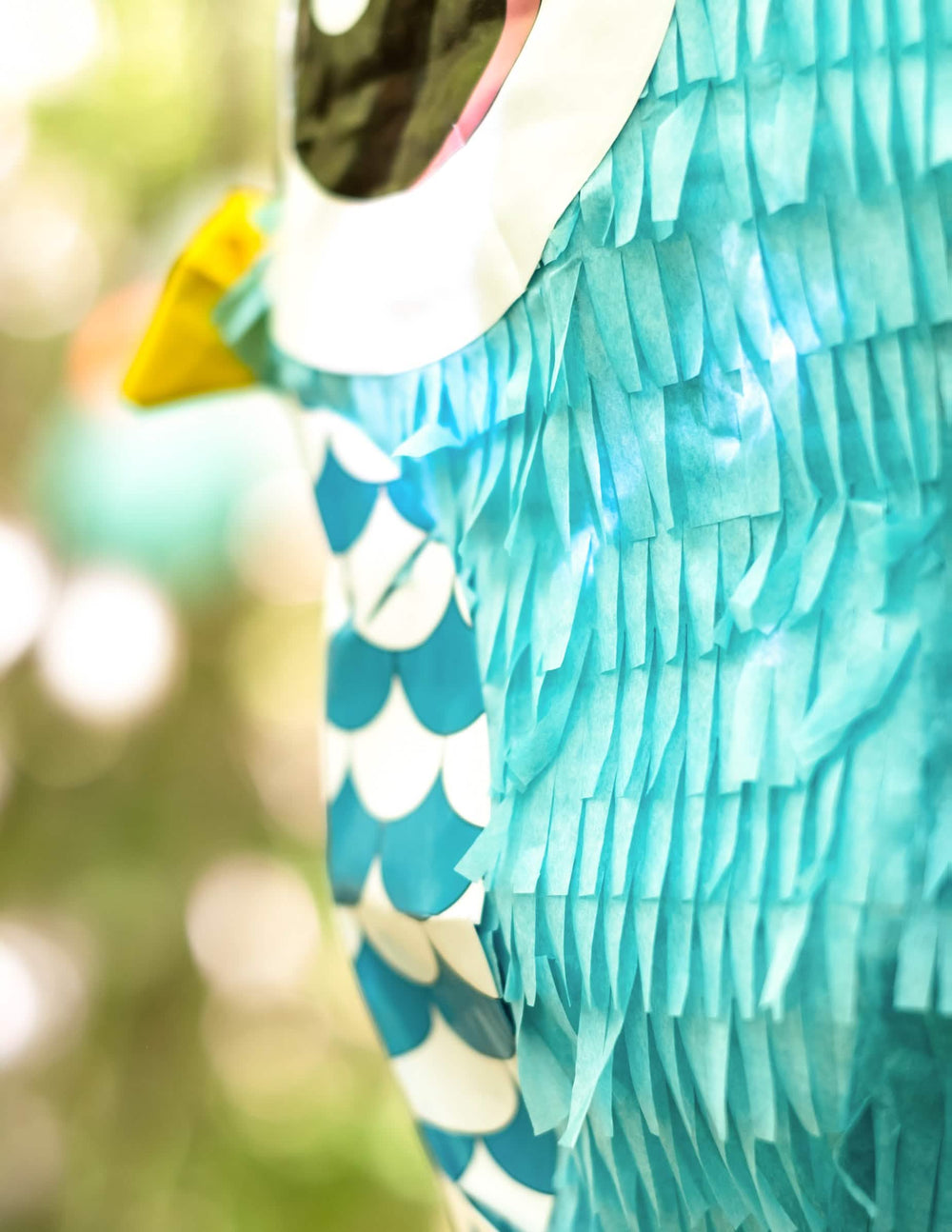 Közelkép a bagoly pinata papír tollairól