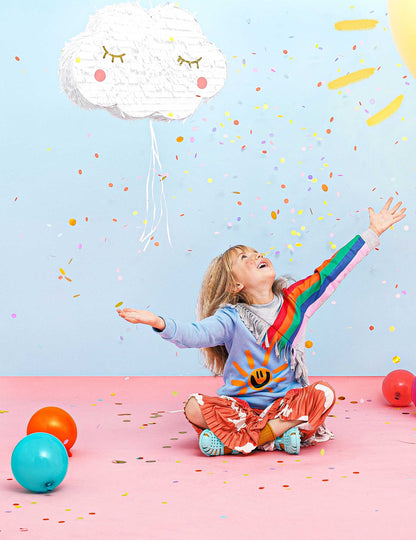 Mise en situation avec une enfant de la pinata nuage pour enfant