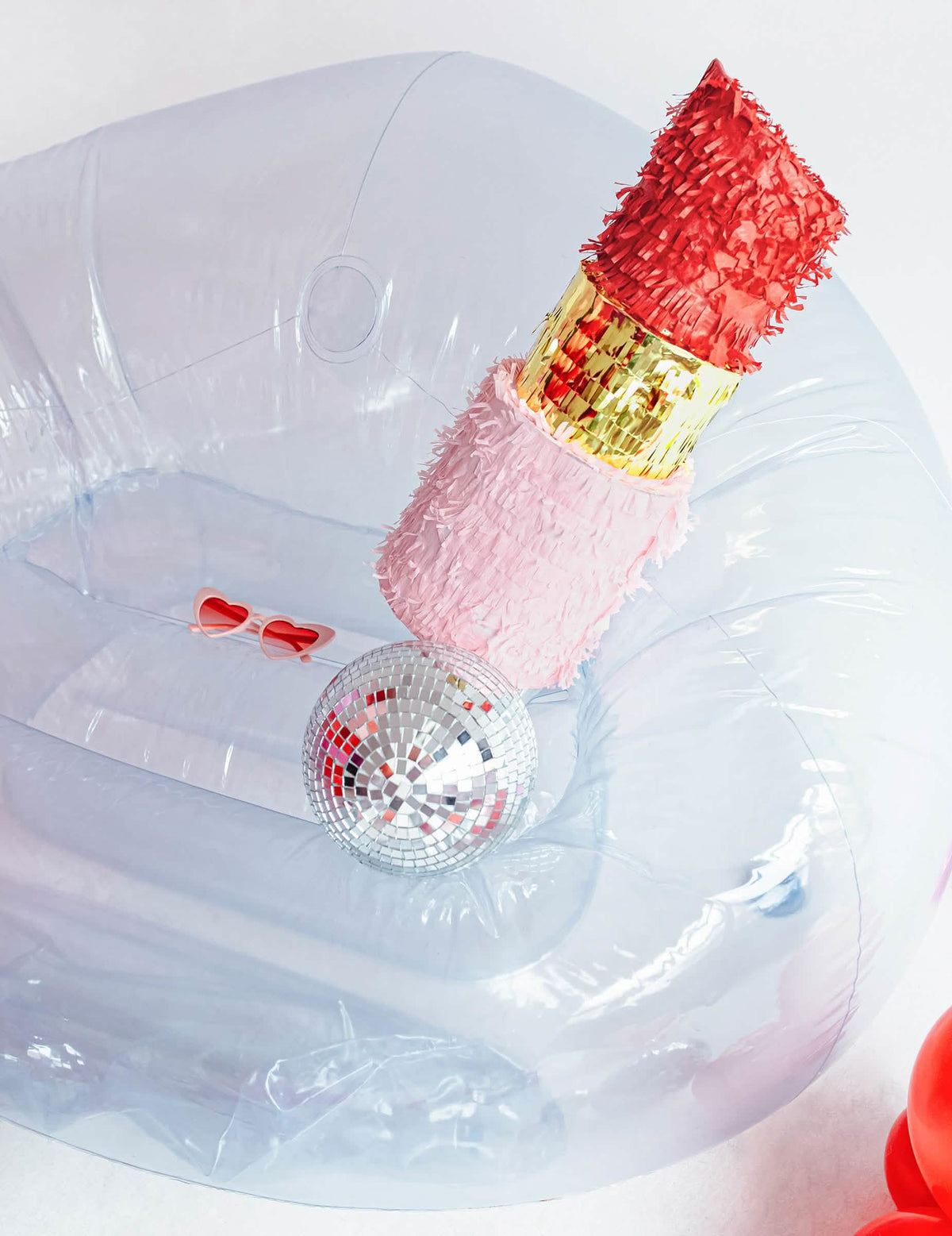 Díszlet diszkógömbbel és szemüvegek a piñata rúzsának