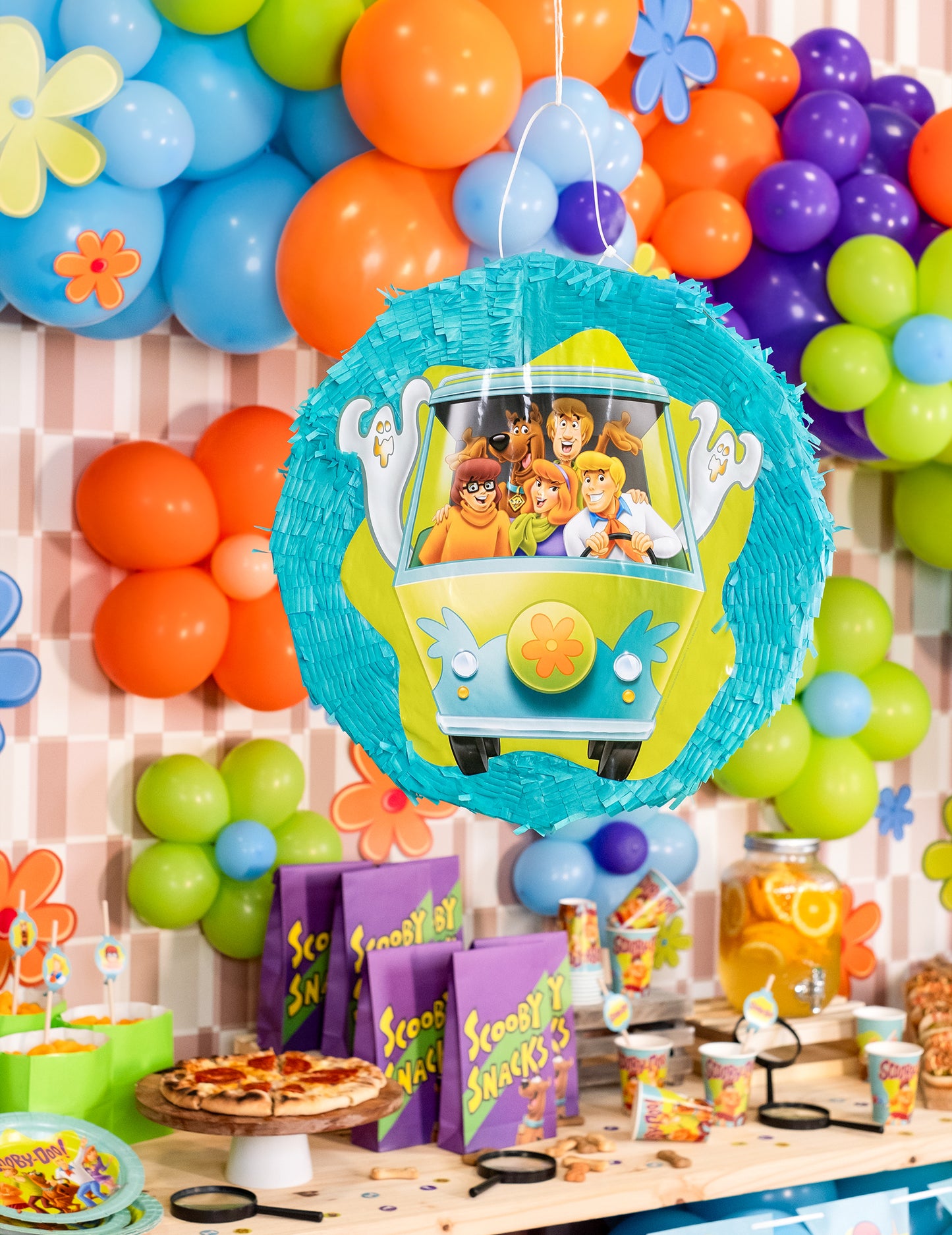 Mise en situation dans un décor d'anniversaire de la Piñata Scooby-doo™