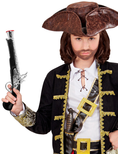 Détail du pistolet tenu en main du pistolet de pirate en plastique