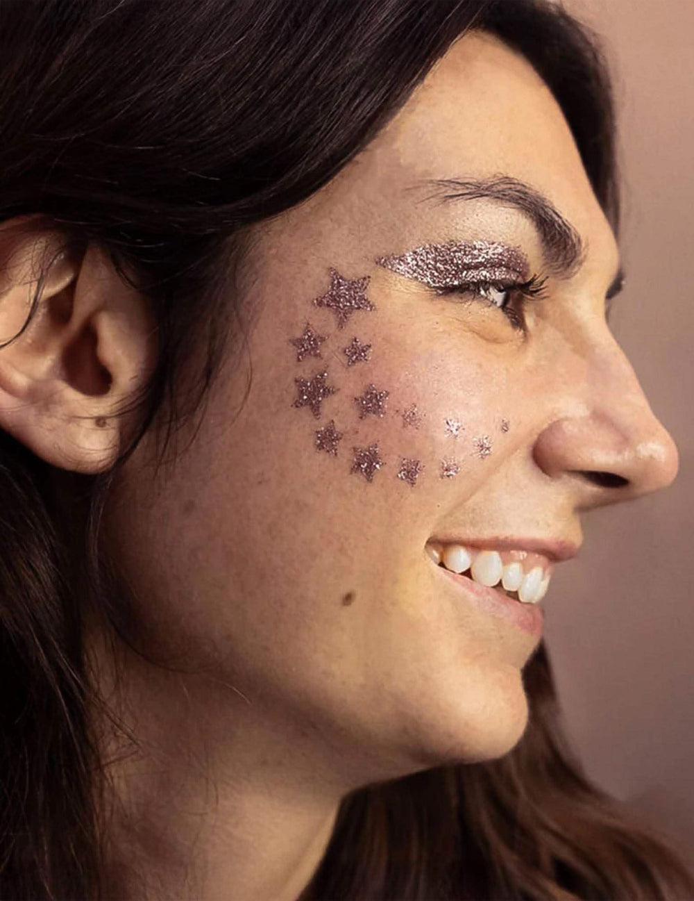 Vue de profil du pochoir de maquillage réutilisable étoiles