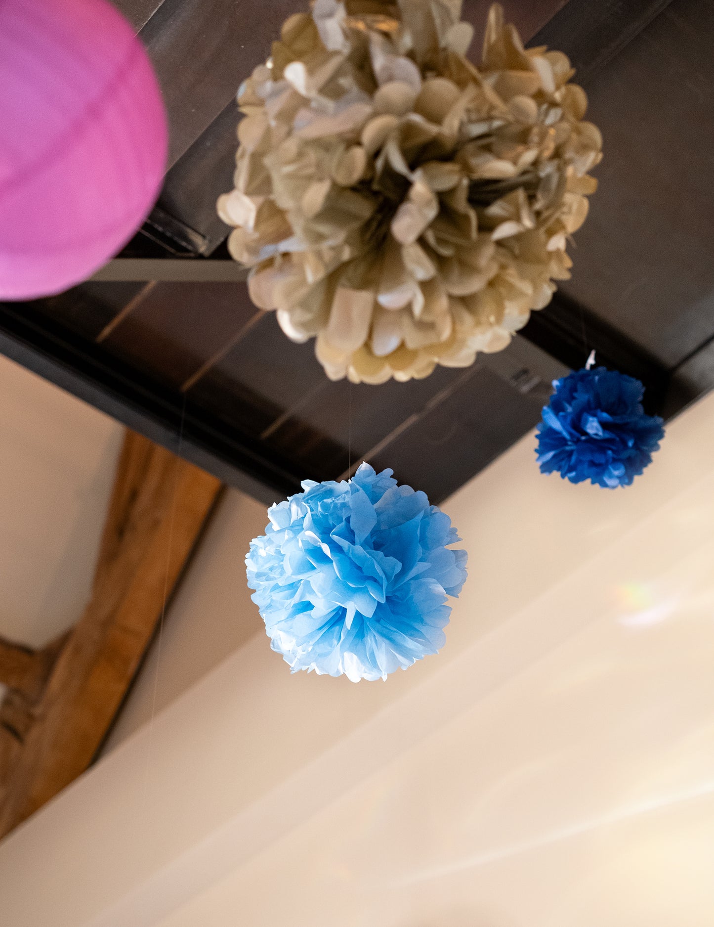 Kék selyempapírból készült függő pompon 25 cm