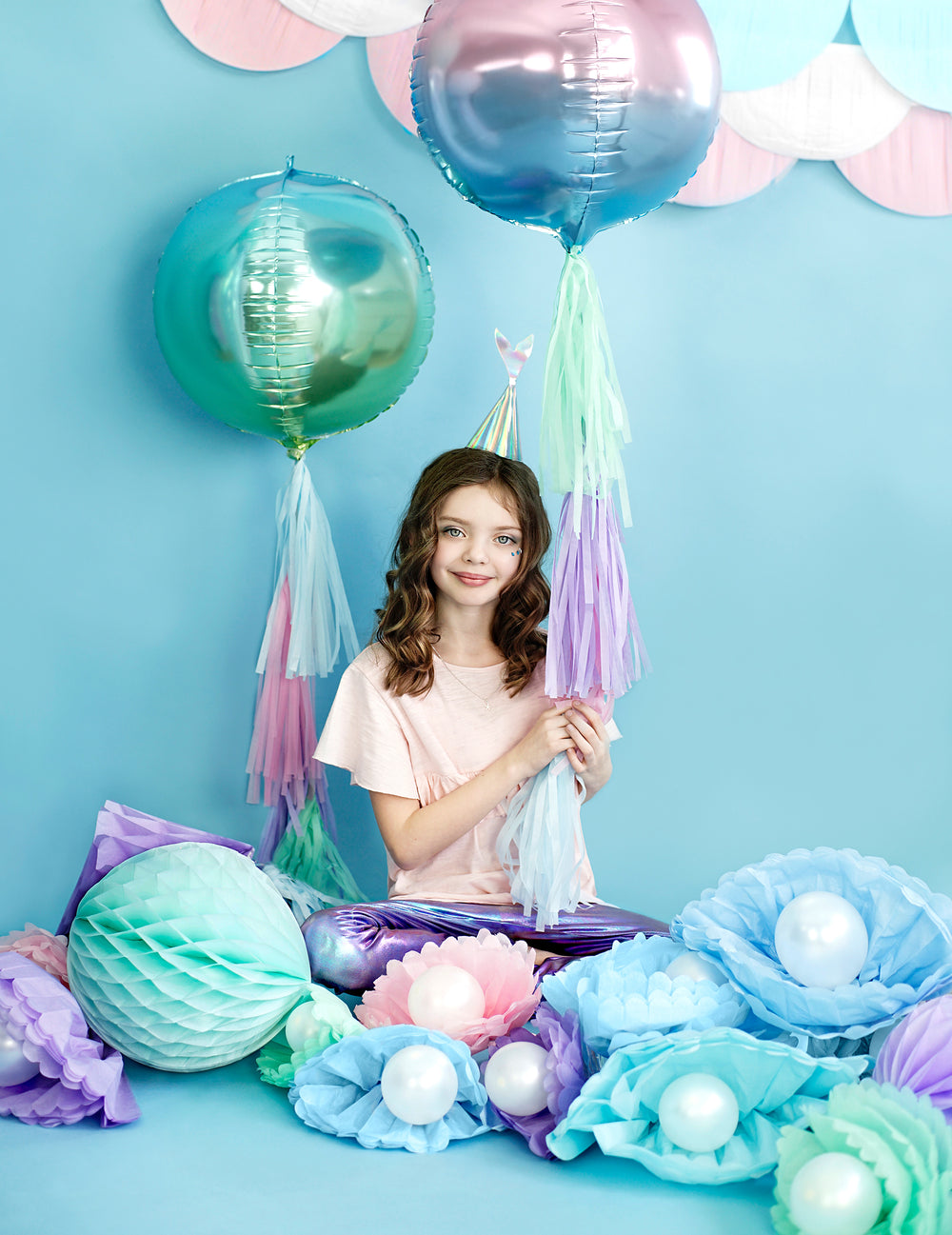 Mise en situation du pompon à suspendre en papier pour décoration bleu