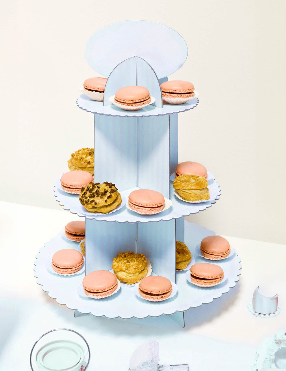 Szituáció papír cupcake állványról származó makaronokkal babaváró bulira