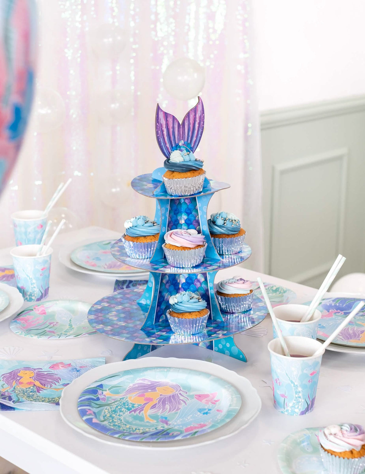 Jelenet cupcakes-szel és a cupcake-s sellők állványának étkészletével