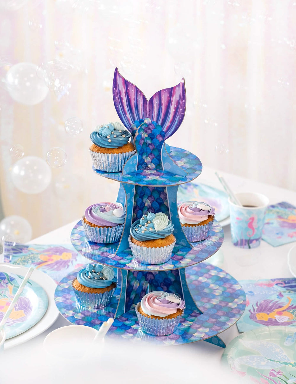 Ünnepi hangulatú nézet szappanbuborékokkal a cupcake sellők állványról