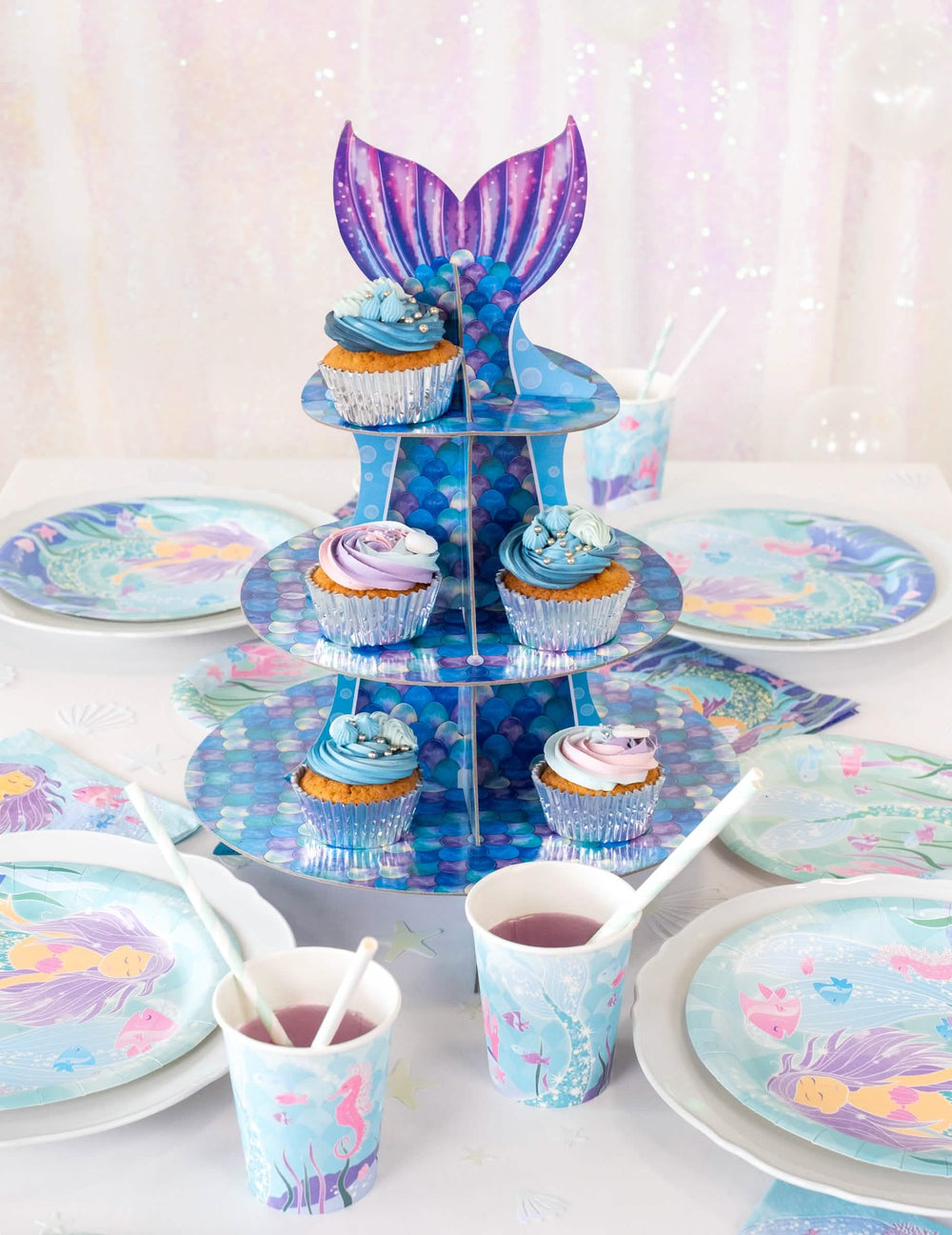 Áttekintés egy sellők cupcake-tartós ünnepi asztalról