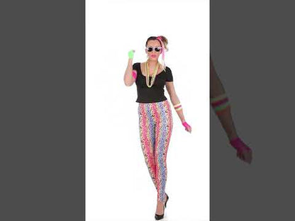 A 80 -as évek álruhája nyomtatott, többszínű párducer nő