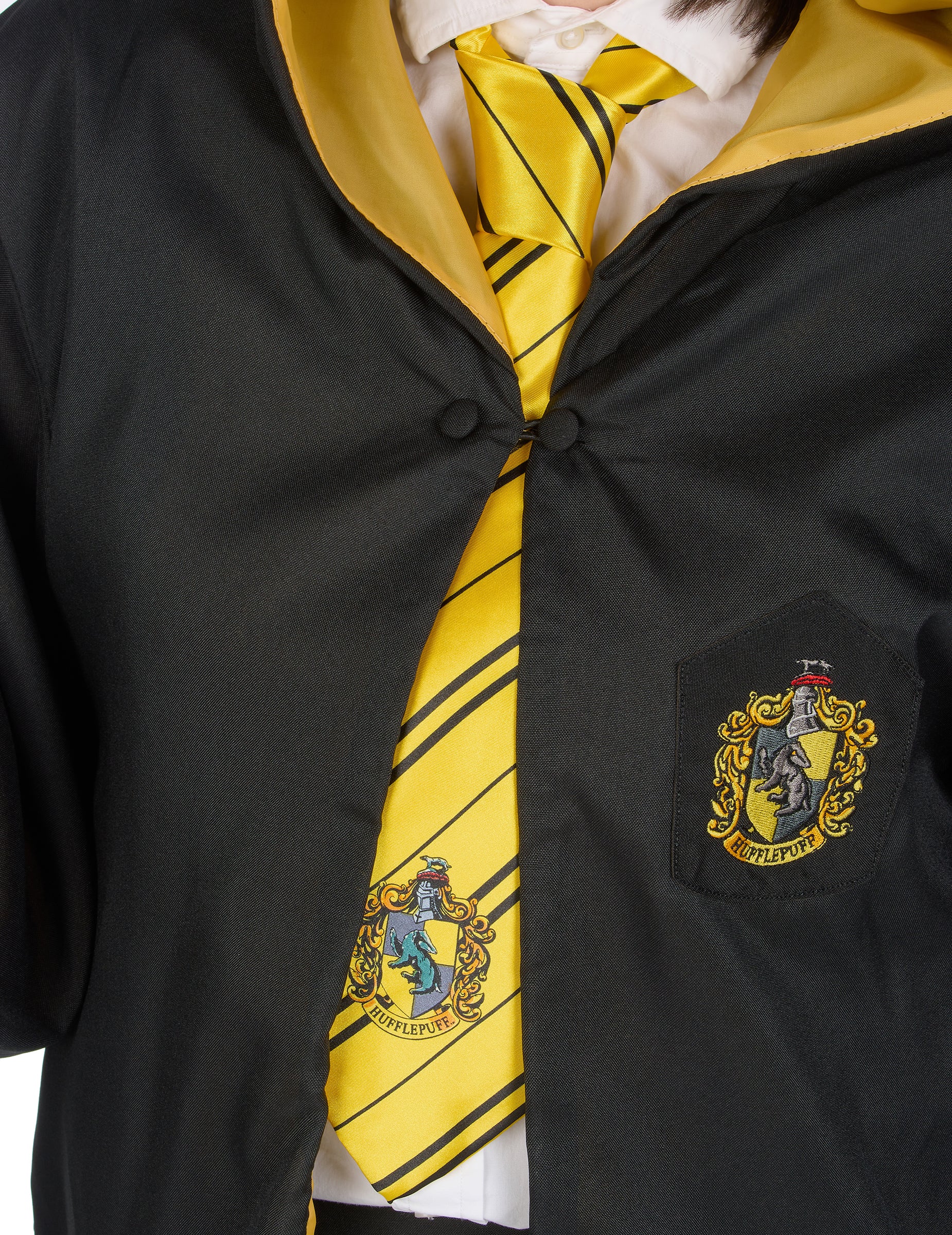 Détail de l'écusson et de la cravate de la Réplique luxe robe de sorcier Poufsouffle