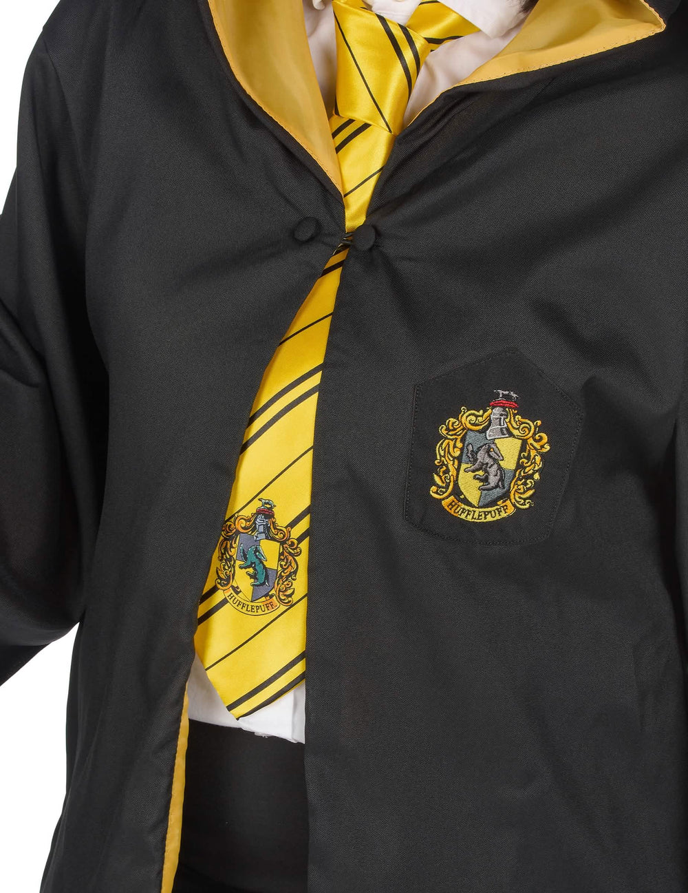 Részletek a nyakkendőről és a címeres felvarróról a luxus Hufflepuff varázslóköpeny másolatánál