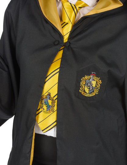 Gros plan sur l'écusson et la cravate jaune de la Réplique luxe robe de sorcier Poufsouffle