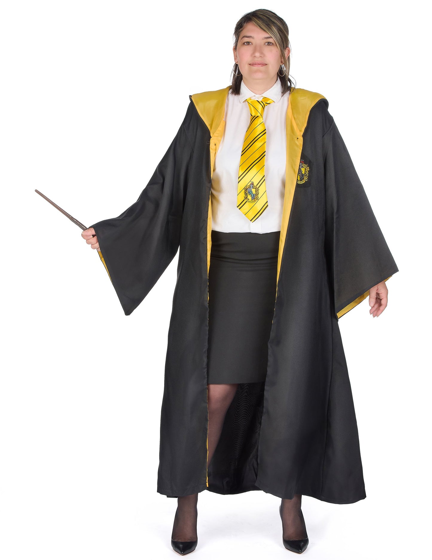 Vue de face avec baguette de la Réplique luxe robe de sorcier Poufsouffle