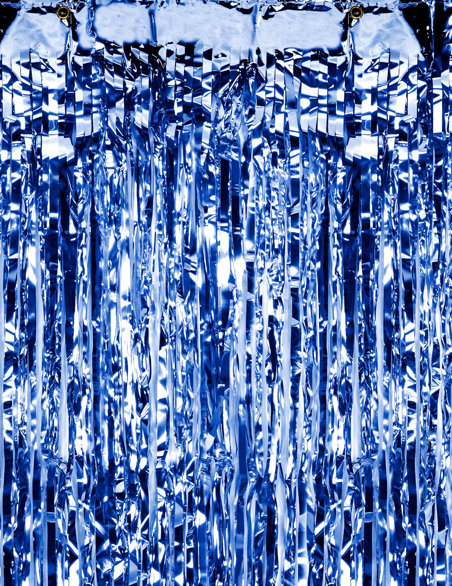 Détail des franges scintillantes du rideau de fils métallisé pour fête bleu nuit