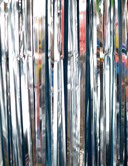 Gros plan sur les franges du rideau scintillant argent