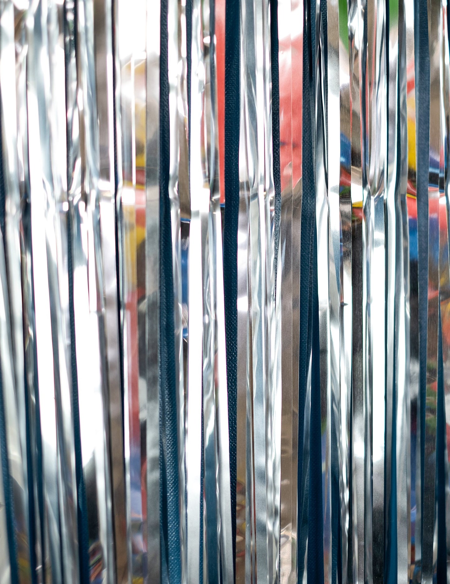 A fénylő függöny csillogó textúrájának részletei ezüst fiesztához