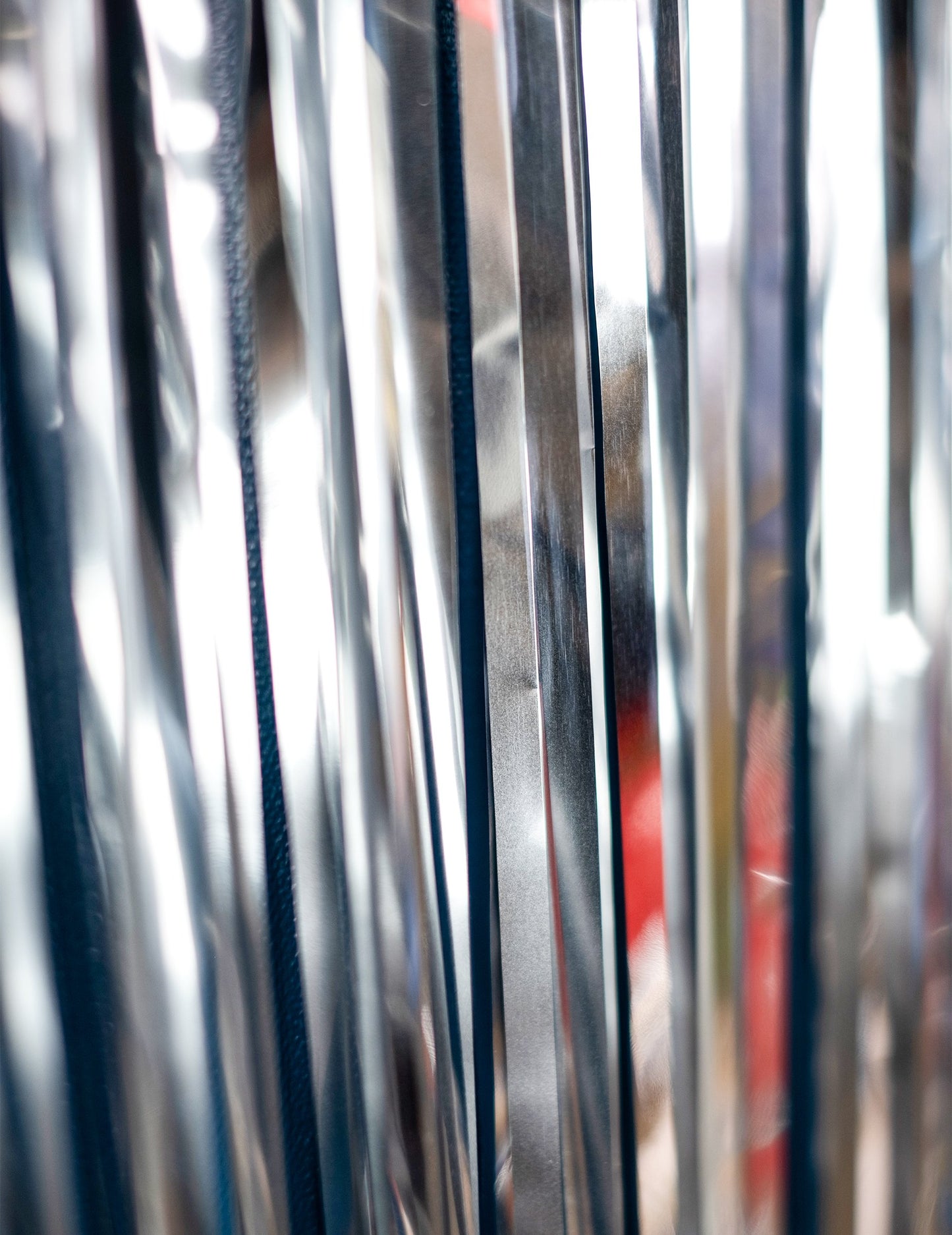 A fénylő függöny szalagjainak részletei ezüst fiesztához