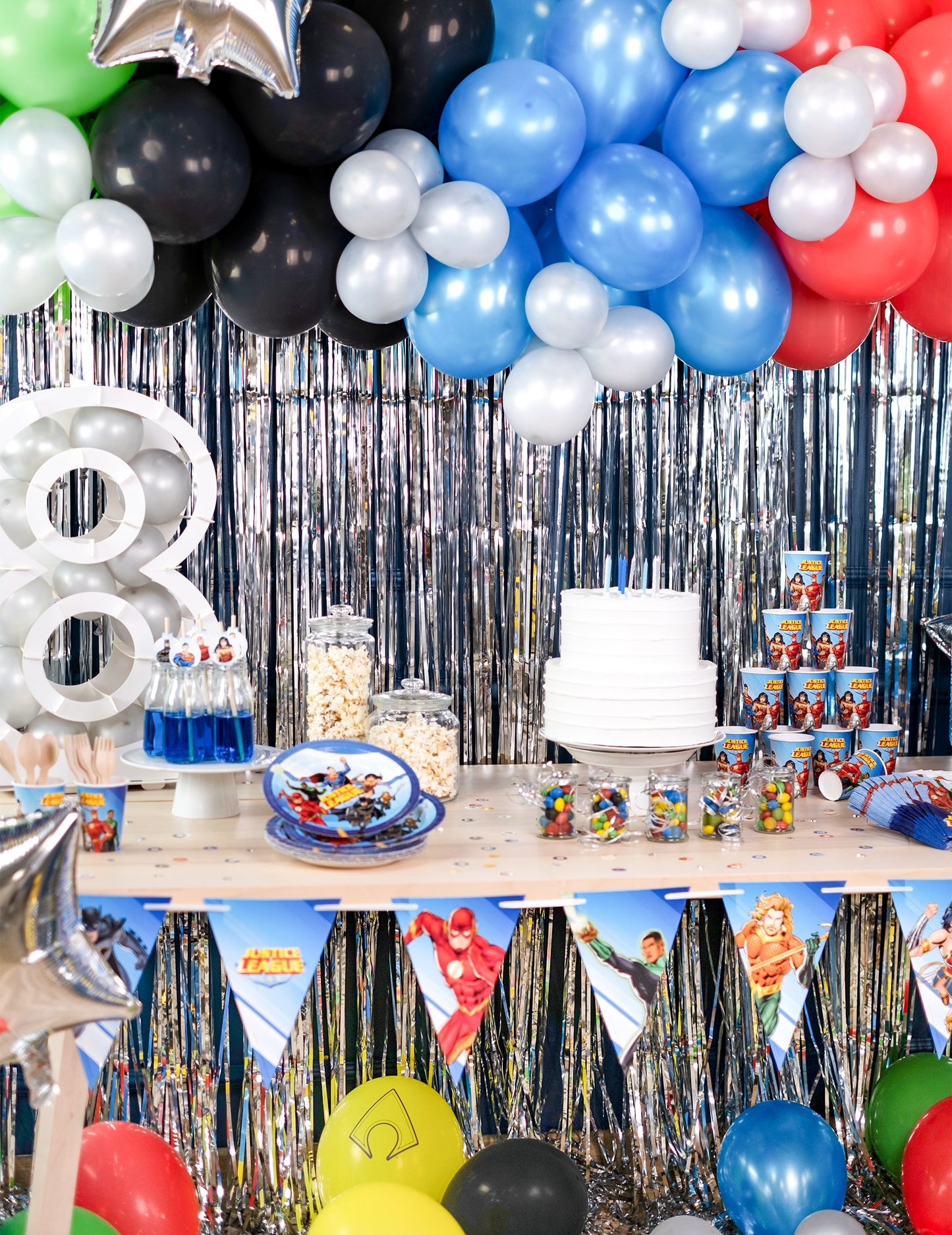 Áttekintés a dekorációról az ezüst fiesztához készült fénylő függönnyel