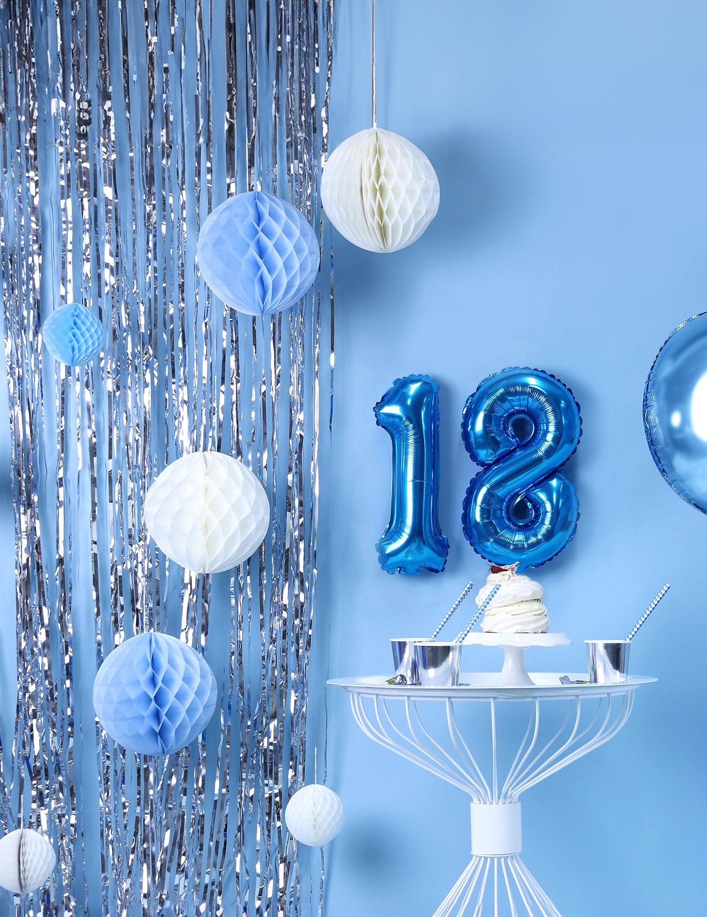 Születésnapi dekoráció az ezüst fiesztához készült fénylő függönnyel