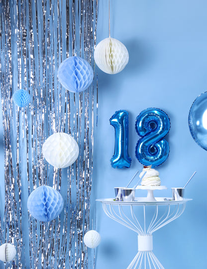 Születésnapi dekoráció az ezüst fiesztához készült fénylő függönnyel