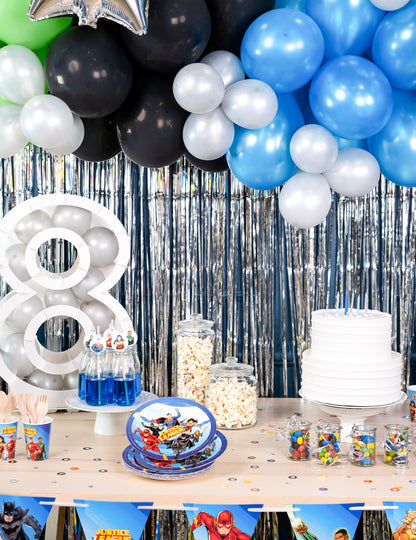 Helyzetbe állítás az ezüst fiesztához készült fénylő függönnyel