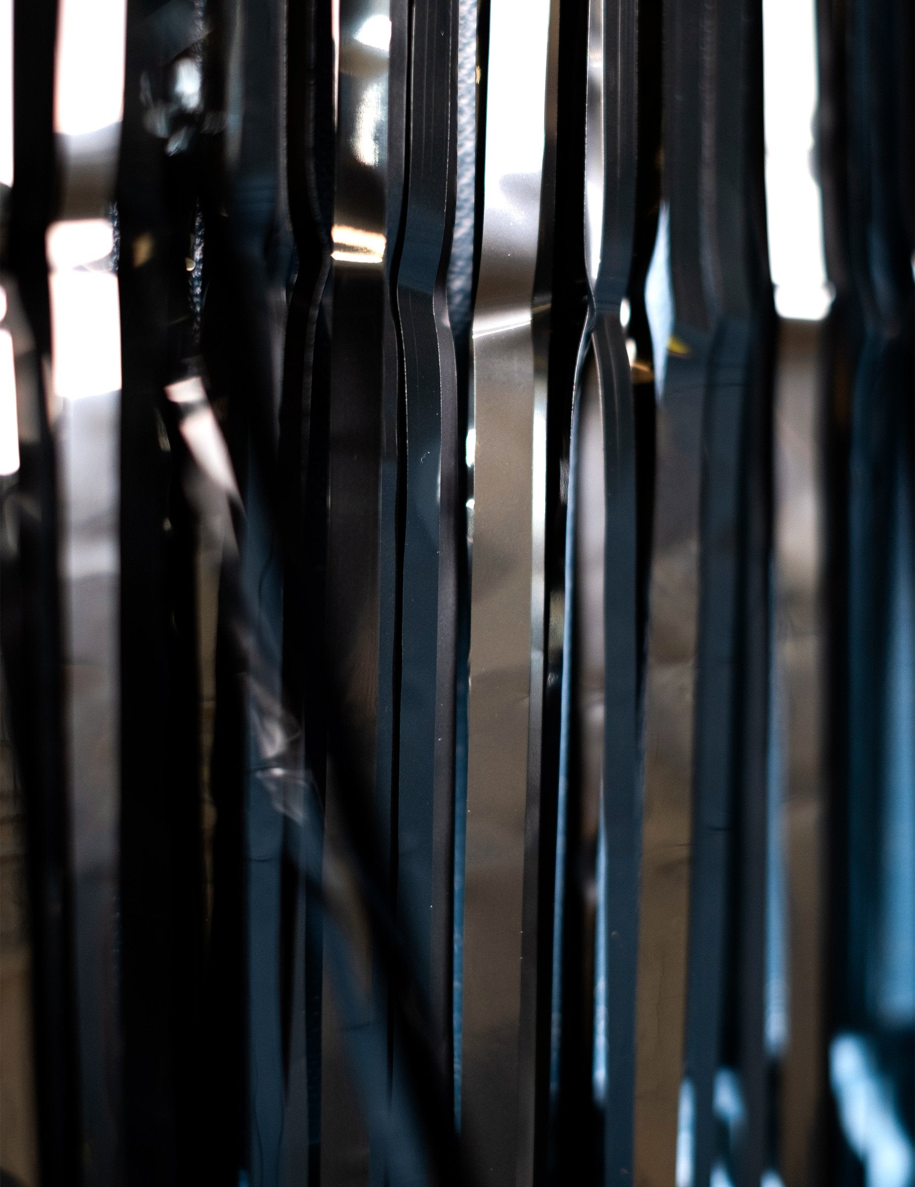 Zoom sur la texture des franges du rideau scintillant pour fête noir